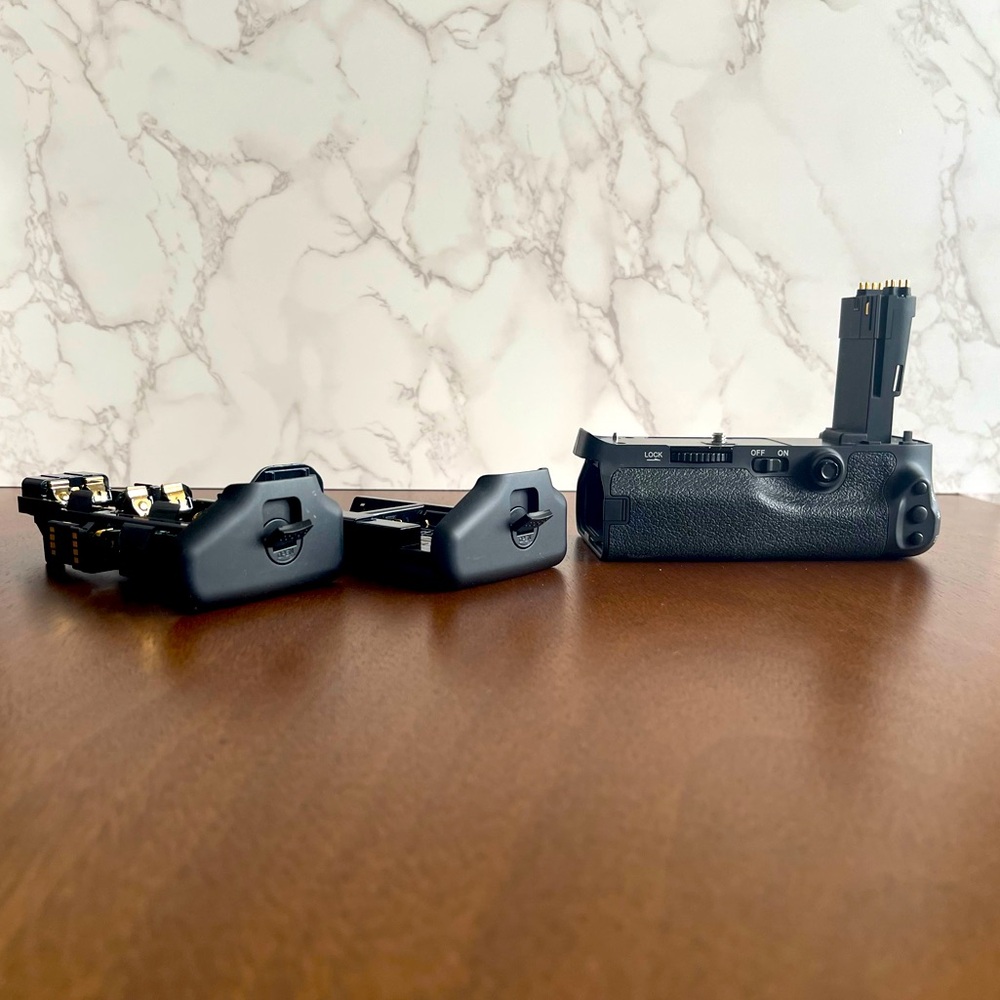 Vello BG-C9 Battery Grip for Canon 5D Mark III with LP-E6 and AA Battery Holders